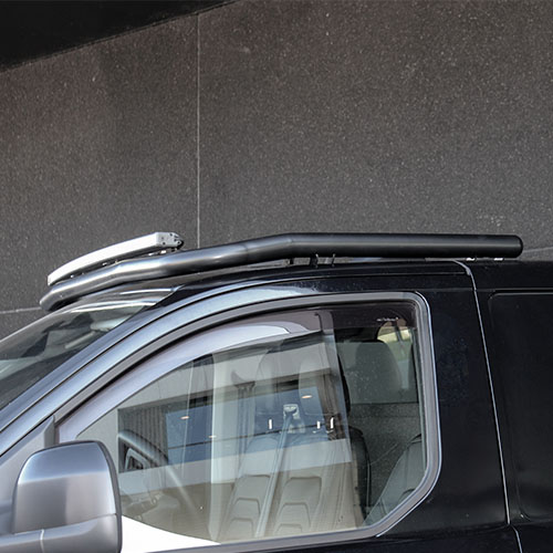 [150LBZF-CUS] Lampenhalterung für das Dach vorne Schwarz Ford Transit Custom 2023+